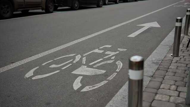 Special lanes for cyclists, bike lanes allocated by city governance