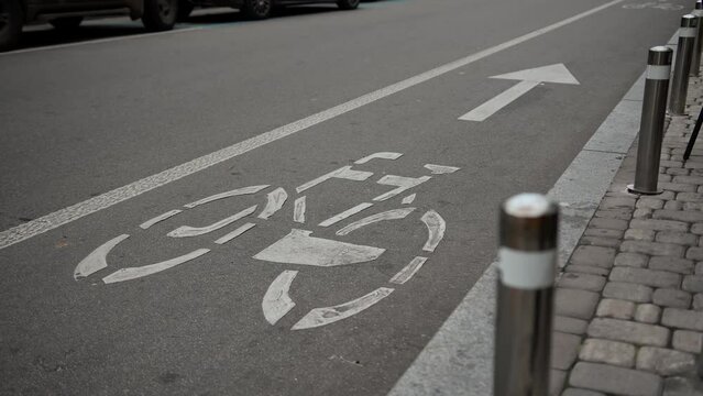 Special lanes for cyclists, bike lanes allocated by city governance