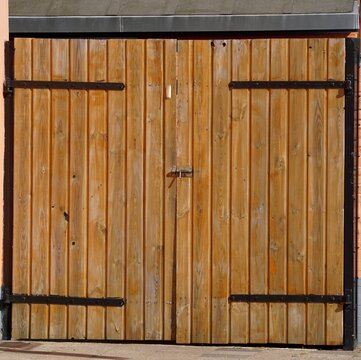 sch&ouml;nes braunes Holztor 