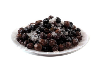 Piatto ripieno di olive sotto il sale. Ricetta tradizionale meridionale