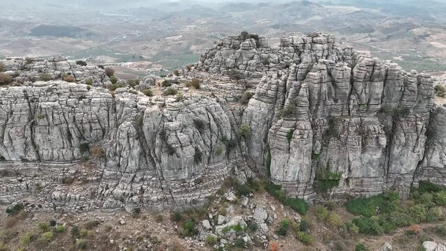 llegada del oto&ntilde;o en el paraje natural del torcal de Antequera, Andaluc&iacute;a	
