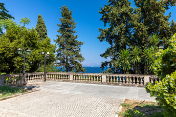 Terrasse von Mon Repos mit Blick auf das Ionische Meer, Kerkyra, Korfu - obrazy, fototapety, plakaty