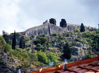 Kotor jest jednym z najlepiej zachowanych średniowiecznych miast w południowo-wschodniej Europie, pełen zabytkowych budowli. Stare Miasto otoczone jest średniowiecznymi murami miejskimi, które łączą s © JDziedzic