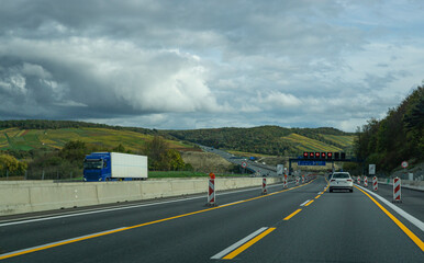 Baustelle auf der Autobahn A3 nahe Würzburg im Herbst mit wenig Verkehr