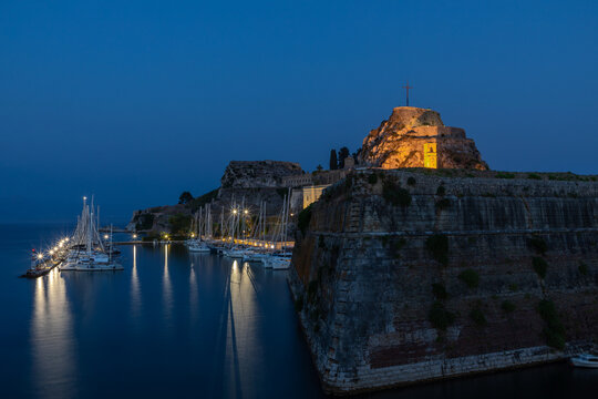 Mandraki Hafen vor der Alten Festung, Kerkyra, Korfu bei Nacht