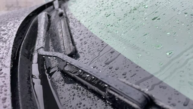車に降る雨　水滴　スローモーション　撥水　雨粒