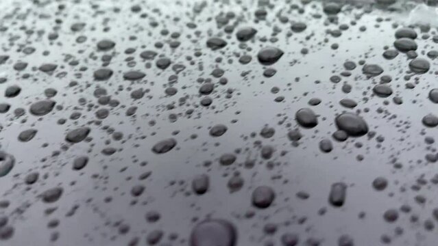 車に降る雨　水滴　スローモーション　撥水　雨粒