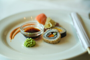 Kleine Portion Sushi mit Inger, Wasabi und Soja-Sauce
