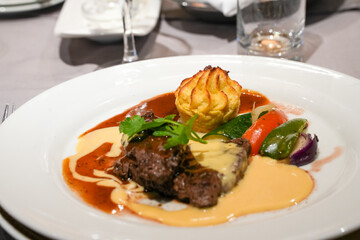 Lammbraten mit Sauce und Gemüse