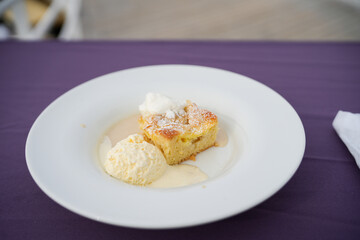 Apfelkuchen mit Vanille-Eis und Puderzucker