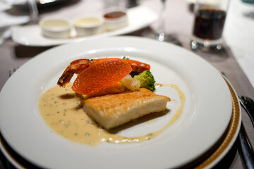 Gebratenes Fischfilet mit krossem Chip und Cremesauce