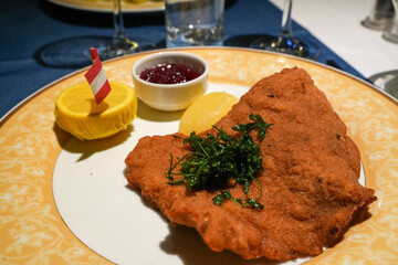 Frittiertes Wiener Schnitzel mit Zitrone und Preiselbeer-Dip