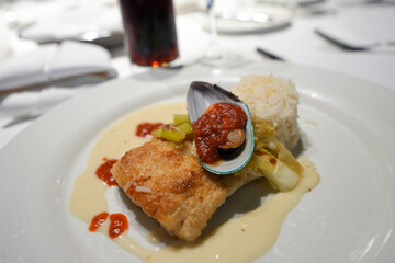 Muschel mit Fisch und Reis