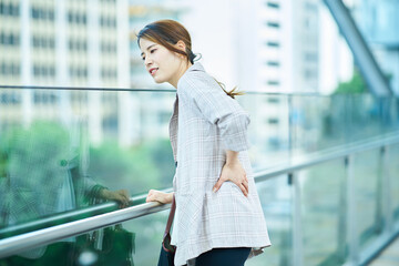 腰痛に悩む若い女性