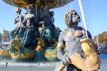 Close-up shot of statues of the De La Concorde Gambar fountain in Paris, France