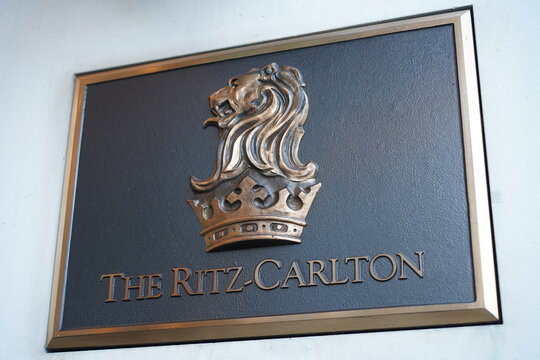 The Ritz-Carlton Hotel Company, Logo und Schriftzug von The Ritz-Carlton auf einer Messingtafel von The Ritz-Carlton an der Berliner Hotelfiliale am Potdamer Platz, Berlin, 13.11.2022