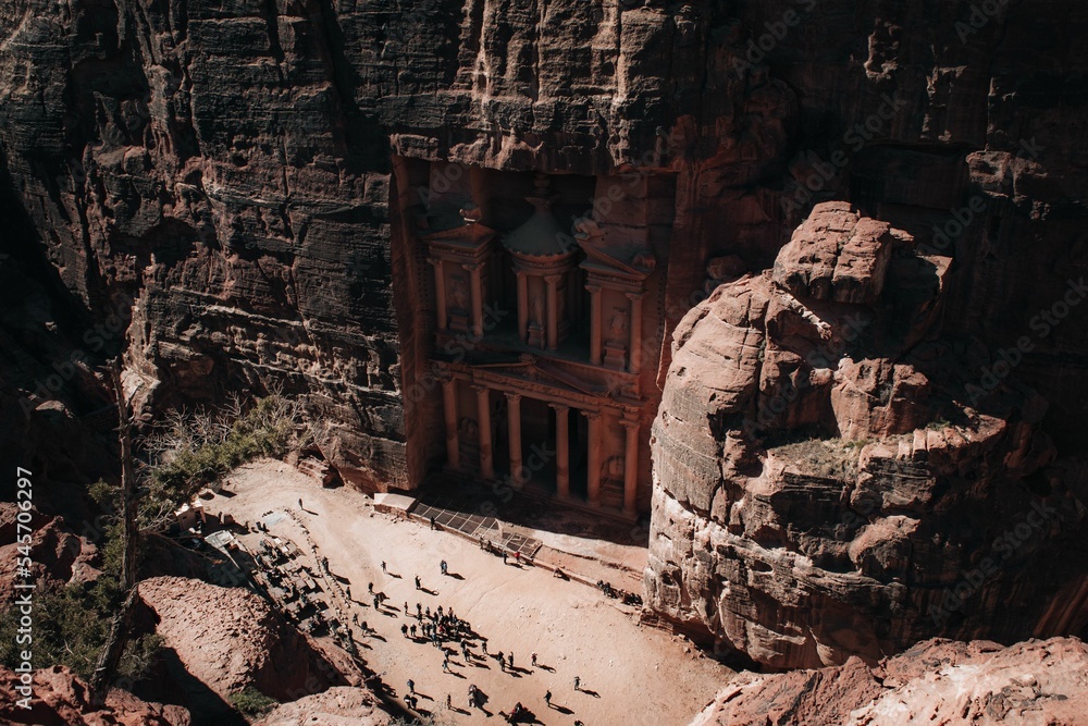 Poster Aerial view of people walking near The Treasury under the sunlight in Petra