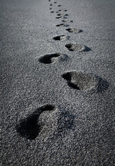 Fußspuren im schwarzen Sand 
Footprints in the black sand