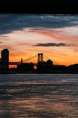 Obraz premium Scenic shot of a New York city in the background of the Hudson river at sunset