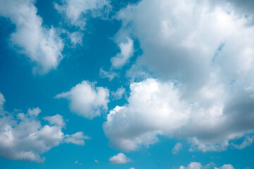 Obraz na płótnie Canvas clouds in the blue sky, cloudy sky in winter