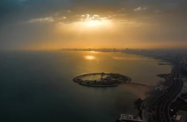 Store enrouleur tamisant sans perçage Plage tropicale Aerial view of an island in Kuwait at sunset