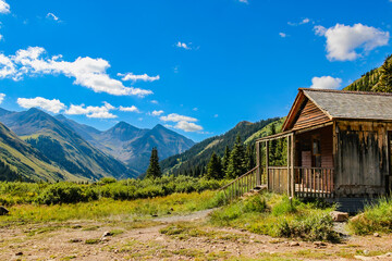 Fototapeta na wymiar wooden house in the mountains