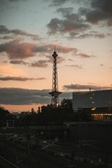 Verticaal schot van Funkturm in Berlijn, Duitsland bij zonsondergang