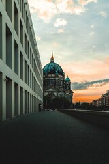 Naklejka premium Vertical shot of the Berliner Dom at sunset