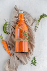 Świeżo wyciskany sok z marchewki w szklanej butelce. - obrazy, fototapety, plakaty