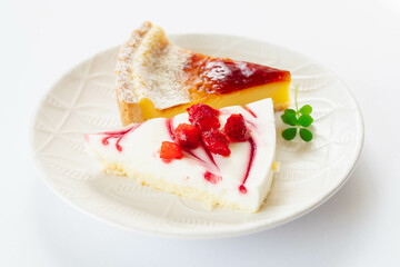 白い背景の皿に乗せたケーキ