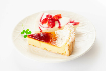 白い背景の皿に乗せたケーキ