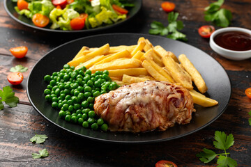 English Pub Classic Hunters Chicken with green peas and potato fries