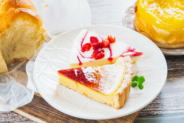 二種類のショートケーキとパン