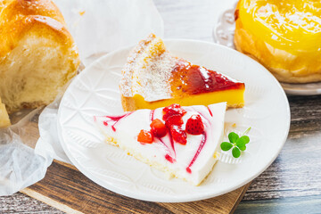 二種類のショートケーキとパン