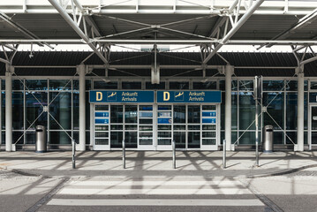 Geschlossene Eingangstür zum verlassenen Ankunftsbereich am Terminal 1 am Flughafen München,...