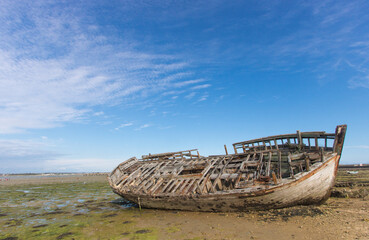 épave de bateau ancien échoué sur une plage