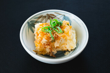 黒い背景に小鉢の揚げ出し豆腐