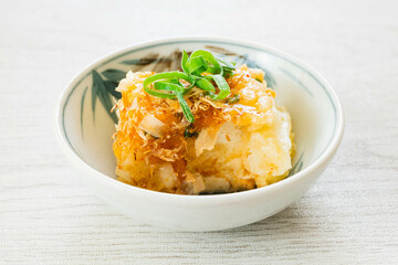 かつお節のかかった揚げ出し豆腐