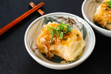 黒い背景に小鉢の揚げ出し豆腐