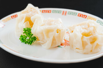 黒い背景の大きい海鮮シュウマイ