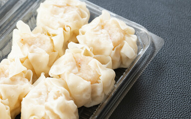 パックに入った海鮮シュウマイ