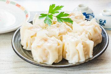 黒いお皿に並べた海鮮シュウマイ