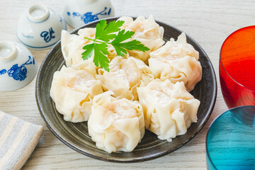 黒いお皿に並べた海鮮シュウマイ