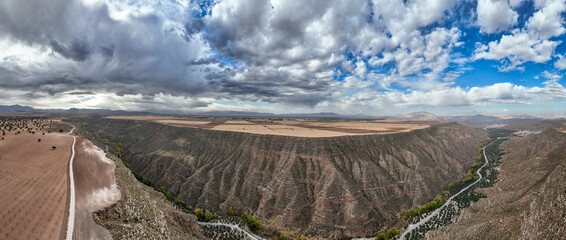 vista aérea del cañón del Río Gor en el desierto de Gorafe, España