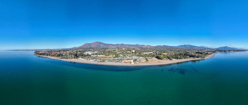 vista de la playa de r&iacute;o Padr&oacute;n en la costa de Estepona, M&aacute;laga