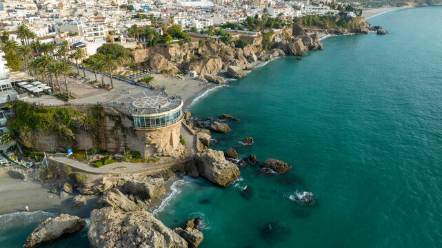 Vista del municipio de Nerja en la zona costera del balc&oacute;n de Europa, Espa&ntilde;a
