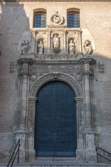 Portada y puerta principal de la iglesia de estilo mudéjar siglo XVI de san Gil y santa Ana en la ciudad de Granada, España