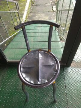 A iron chair, small but strong 
