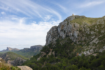 Talaia de Albercutx, en Mallorca. Antigua torre de vigilancia en la cima de una montaña de la Serra de Tramuntana de Mallorca, con vistas a la bahía del cabo de Formentor. Islas Baleares, España.