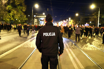 Policjanci prewencji podczas zabezpieczenia marszu 11 listopada wrocław 2022.  - obrazy, fototapety, plakaty